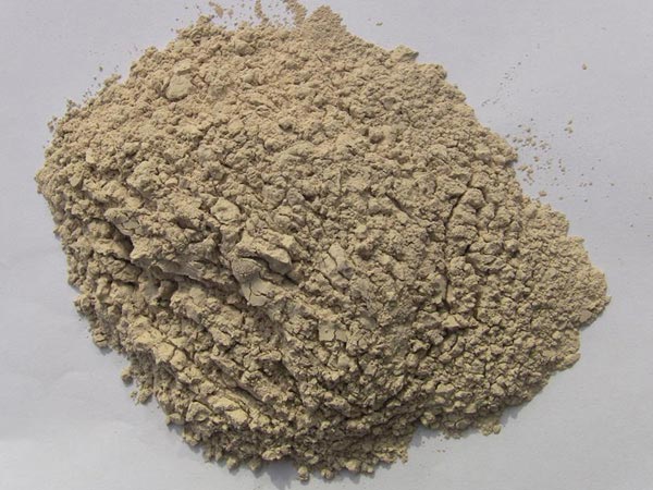 礬土性質(zhì) 礬土主要成分是氧化鋁，為煉鋁和耐火材料的主要原料。白色或灰白色，因含鐵而呈褐黃或淺紅色。密度3.45g/cm3，硬度1～3，不透明，質(zhì)脆。極難熔化，不溶于水，能溶于硫酸、氫氧化鈉溶液。 地區(qū)分布 中國鋁土礦資源比較豐富，在全國18個省、自治區(qū)、直轄市已查明鋁土礦產(chǎn)地205處，其中大型產(chǎn)地72處（不包括臺灣），主要分布在山西、山東、河北、河南、貴州、四川、廣西、遼寧、湖南等地。 投資前景 1.可用于煉鋁工業(yè)。用于國防、航空、汽車、電器、化工、日常生活用品等。 2.可用于精密鑄造。礬土熟料加工成細粉做成鑄模后精鑄。用于軍工、航天、通訊、儀表、機械及醫(yī)療器械部門。 3.可用于耐火制品。高鋁礬土熟料耐火度高達1780℃，化學(xué)穩(wěn)定性強、物理性能良好。 4.硅酸鋁耐火纖維。用于鋼鐵、有色冶金、電子、石油、化工、宇航、原子能、國防等多種工業(yè)，消防人員可用耐火纖維布做成衣服。 5.制造礬土水泥、研磨材料、陶瓷工業(yè)以及化學(xué)工業(yè)可制鋁的各種化合物。 鋁礬土磨粉制備 鋁礬土粉是選用煅燒過的熟鋁礬土礦石用雷蒙磨加工制成的細粉，粒度通常為100目-325目，在耐火材料行業(yè)得到了廣泛的應(yīng)用。通常加工的流程為先經(jīng)顎式破碎機進行破碎，然后篩分進入鋁礬土雷蒙磨或鋁礬土超細磨粉機中，進行鋁礬土粉制備，使其應(yīng)用更加廣泛。